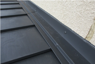 取り合いに設置された水切り金具