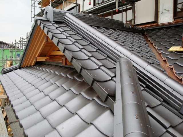 名古屋市天白区にて和瓦の入母屋屋根で棟しっくいが剥がれやすい場所の解説ブログ