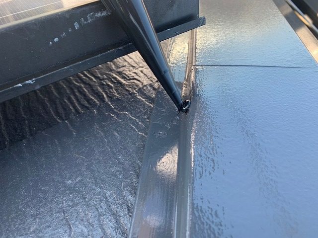 釘頭にコーキングしている様子