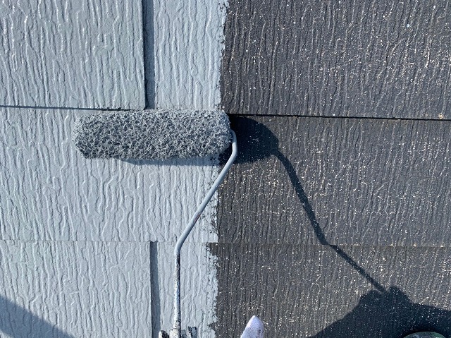 下塗り材を塗布している様子