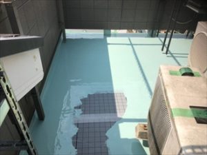 継ぎ目を作らないようにウレタン防水を一気に流し込む