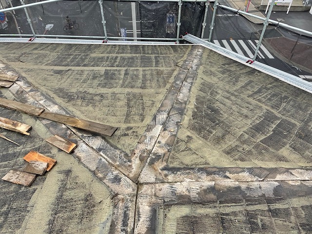 東大阪市　カラーベスト棟包みの撤去その１