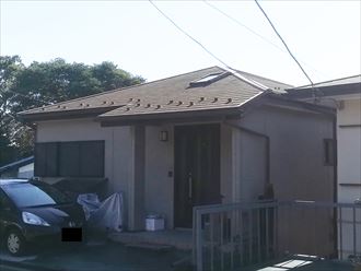 雨漏りを起こした天窓付きのスレート屋根を調査