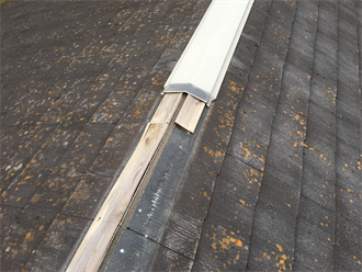 台風によって破損した棟板金