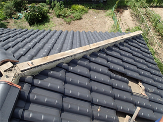 山武郡九十九里町不動堂で台風により棟瓦が飛散し下屋根も割れていました