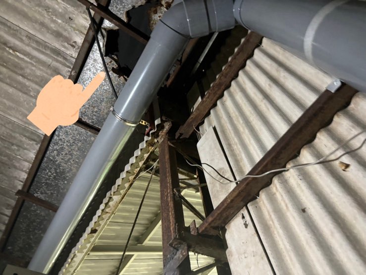 錆びて穴があいた箱樋