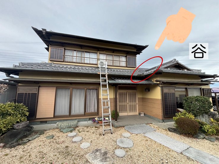 入母屋屋根の谷