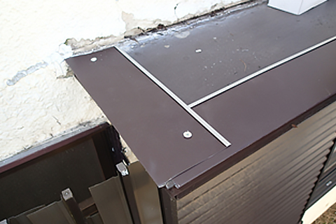 霧除けと外壁の取り合いのコーキングが劣化