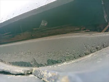 下地木材が腐食してビスが抜け棟瓦がズレてしまったようです