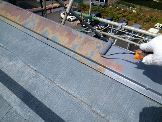 錆止め塗料を塗っている様子