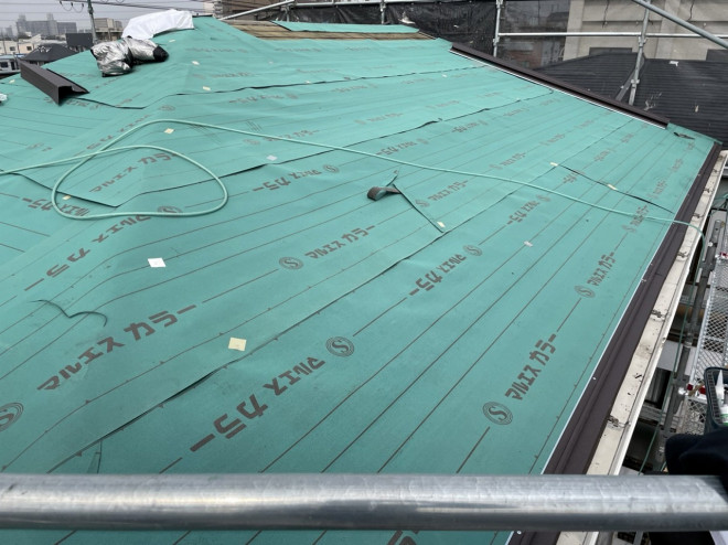 東大阪市　カラーベストの上からルーフィング張りその２