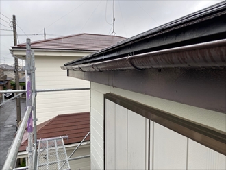 強風や大雨によって破損した雨樋