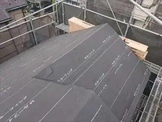 防水紙（ルーフィング）の設置