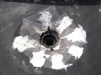 排水溝周りの亀裂を塞ぐ