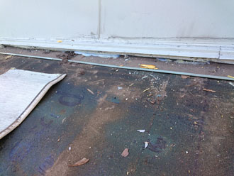 水を吸った防水紙