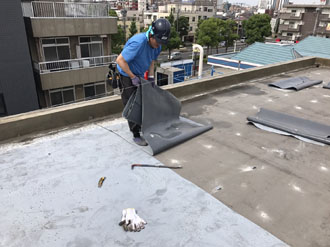 防水シートを剥がす