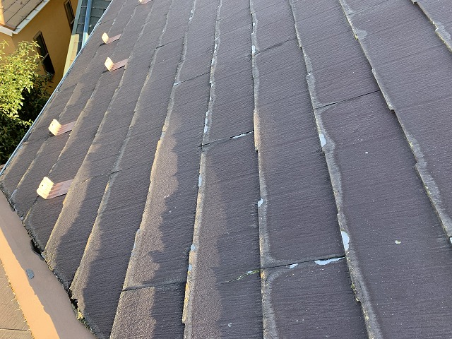 端にめくれが発生している施工前の屋根