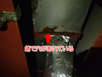 雨樋の裏が錆びている