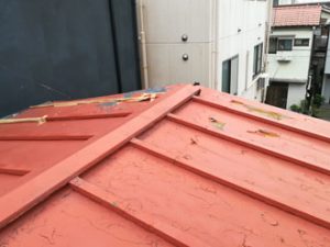 屋根のケラバ付近に台風被害が見られます