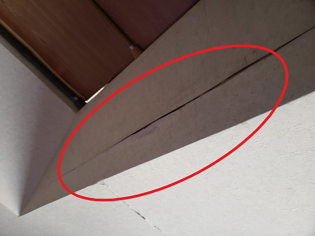 雨漏りが原因と思われる壁紙の剥がれ