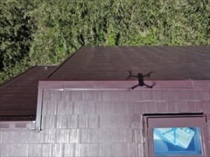 ドローンを使って雨漏りを起こしたスレート屋根を調査