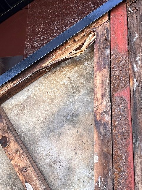 胴縁（木材）が腐っています。