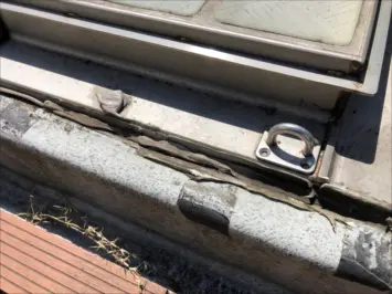 天窓の接続部分にコーキング材を打っても雨漏りは再発してしまったようです