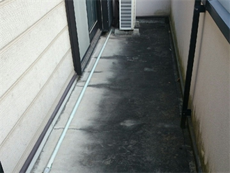 ベランダ床の亀裂から漏水