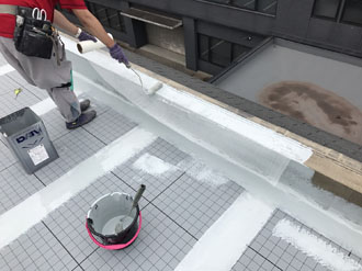 ウレタン防水材を塗布