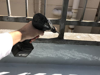 ドリルで穴開け