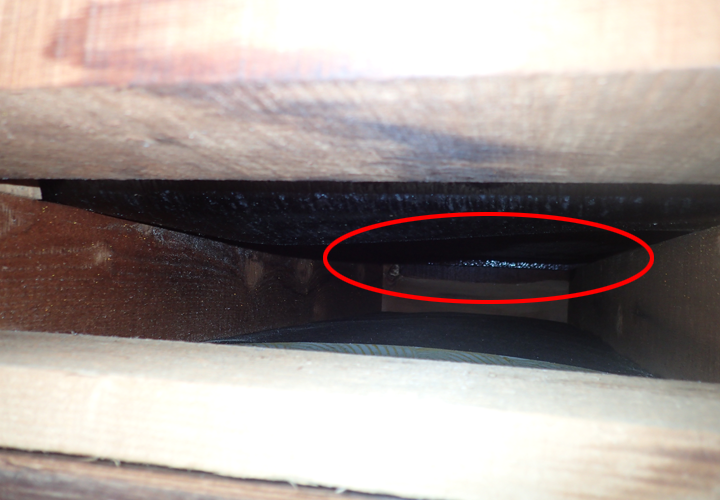 屋根裏に染みを確認