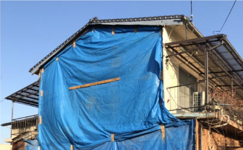 外壁が剥がれた場合の雨養生