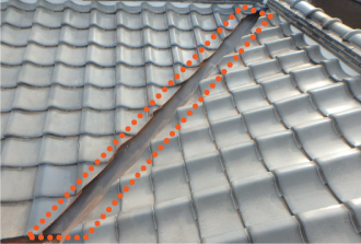 雨水の通り道になる谷板金