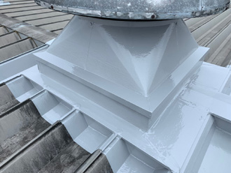 東金市田間の工場折半屋根（ベンチレーター付近）からの雨漏りをコーキング補修と塗装で対応