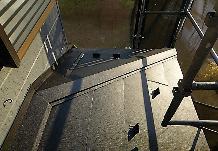 大屋根と同様軒先水切りや捨て板金を設置しスーパーガルテクト葺きに備えます。