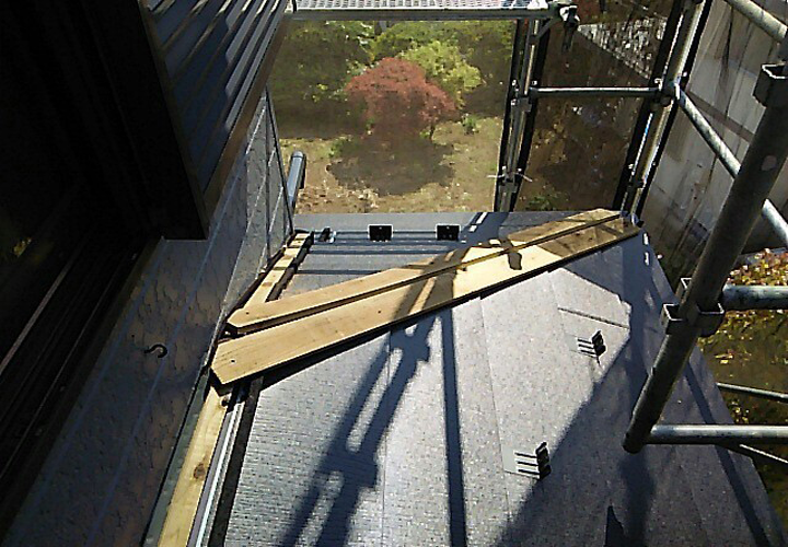 大屋根と同様軒先水切りや捨て板金を設置しスーパーガルテクト葺きに備えます。