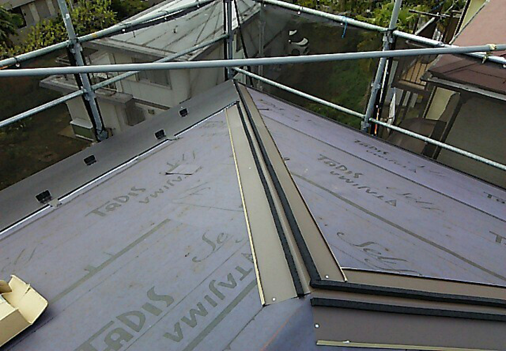 軒先やケラバに水切りと呼ばれる重要な役物を設置しておきます