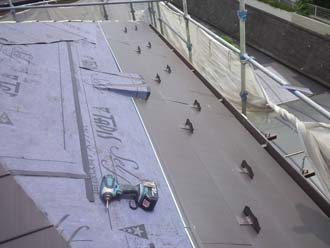 屋根材は軒先から棟に向かって葺く