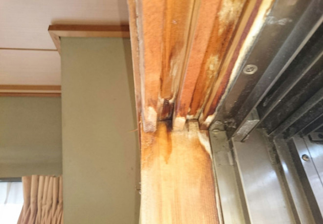 サッシの木枠にできたシミの様子