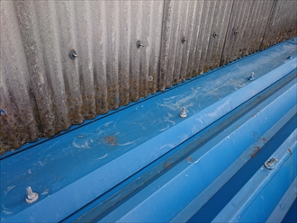 雨漏りを起こした倉庫の壁際