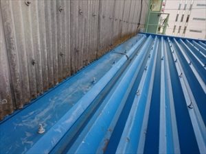 屋根と壁の取り合い部分に取り付けられた雨押え板金が傷んでいます
