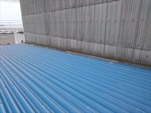 雨漏りを起こした倉庫の屋根