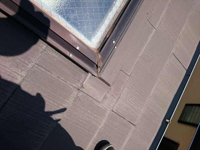 天窓の枠やガラス枠間のシールが劣化しています