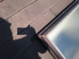 雨漏りしている天窓を外側から確認