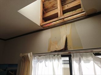天窓からの雨漏りで室内壁が剥がれています