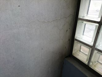 コンクリート部分には細かいひび割れが見られます