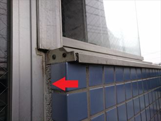 外壁目地に打たれたシーリング材が傷んでいます