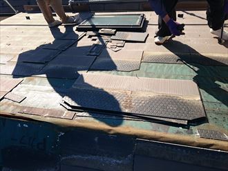 スレートを剥がし下地の様子を確認