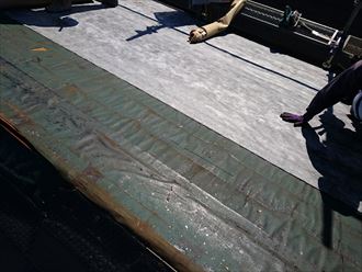 防水紙は軒先から頂上に向かって敷いていきます