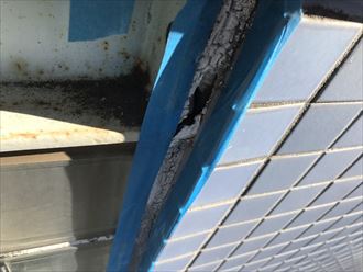 既存のシーリング材はかなり劣化していました